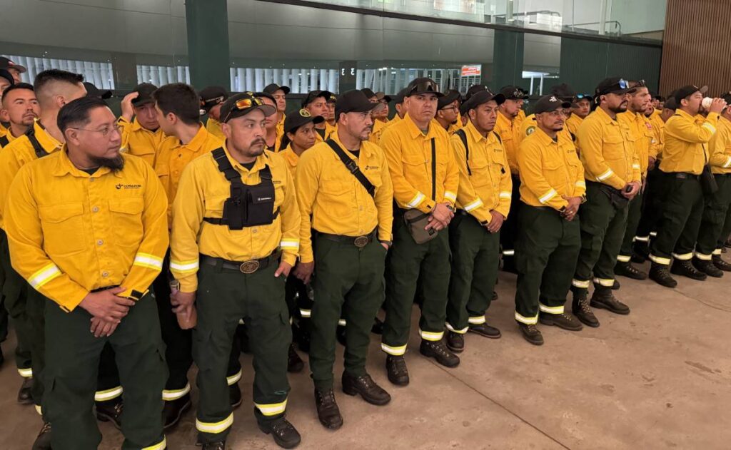 Brigadistas mexicanos preparándose para combatir incendios forestales en Canadá